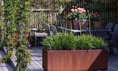 Land Modern Aflang Plantekasse På Hjul I Corten Land Modern Aflang Plantekasse På Hjul I Corten