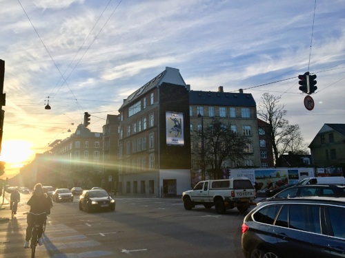 Billede 1: Det trafikale knudepunkt mellem Falkoner Allé og Ågade på Frederiksberg er blevet forskønnet med en grøn væg fra virksomheden Byggros. Væggen finansieres af et reklameskilt – lige nu fra stormagasinet Magasin.