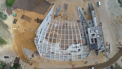 Billede 1: Dronefoto (fra Stauning Maskinstation A/S) af opførelsen af Naturkraft samt jordopfyldningen mod bygningen.