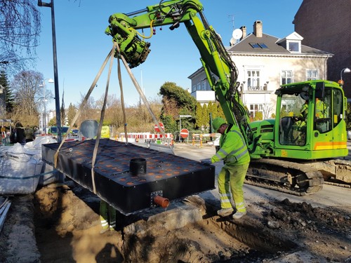 Billede 2: Det præfabrikerede kapillærmagasin sættes i plantehullet
