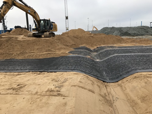 Billede 3: Udlægning af 70.000 m2 membraner på Frederikshavn Havn.