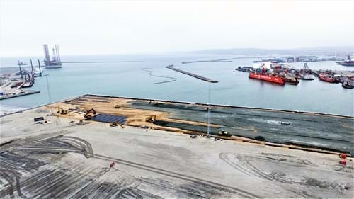 Billede 1: Dronefoto (fra Per Aarsleff A/S), der viser udlægning af 70.000 m2 membraner på Frederikshavn Havn