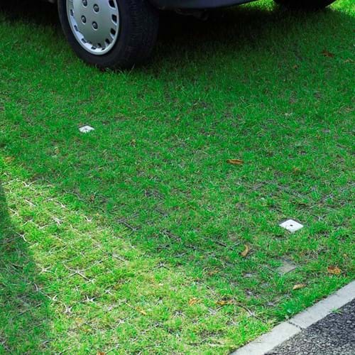 Ecoraster gräsarmering är en miljövänlig produkt som ger en permeabel yta