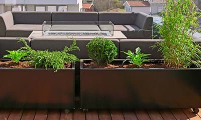 Land Black Aflange Plantekasser Pa Sorte Hjul Land Black Aflange Plantekasser Pa Sorte Hjul
