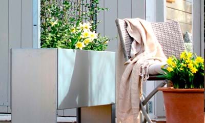 Påskeliljer I Land Modern Slim Blomsterkasse Med Espalier Påskeliljer I Land Modern Slim Blomsterkasse Med Espalier