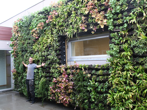 Billede 1: Torben Hoffmann foran den grønne væg, foto: Byggros