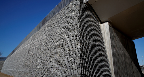 Billede 3: Hærvejsbroen i Viborg med dens 4,2 meter høje støttemur bestående af granitskaller bag galvaniseret stålnet.