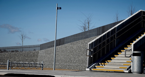Billede 4: Hærvejsbroen i Viborg med dens 4,2 meter høje støttemur bestående af granitskaller bag galvaniseret stålnet.