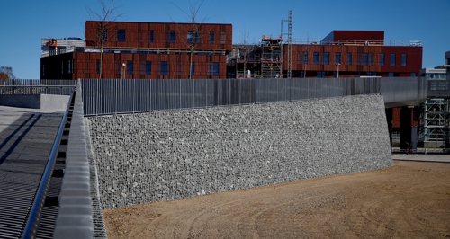 Billede 1: Hærvejsbroen i Viborg med dens 4,2 meter høje støttemur bestående af granitskaller bag galvaniseret stålnet.